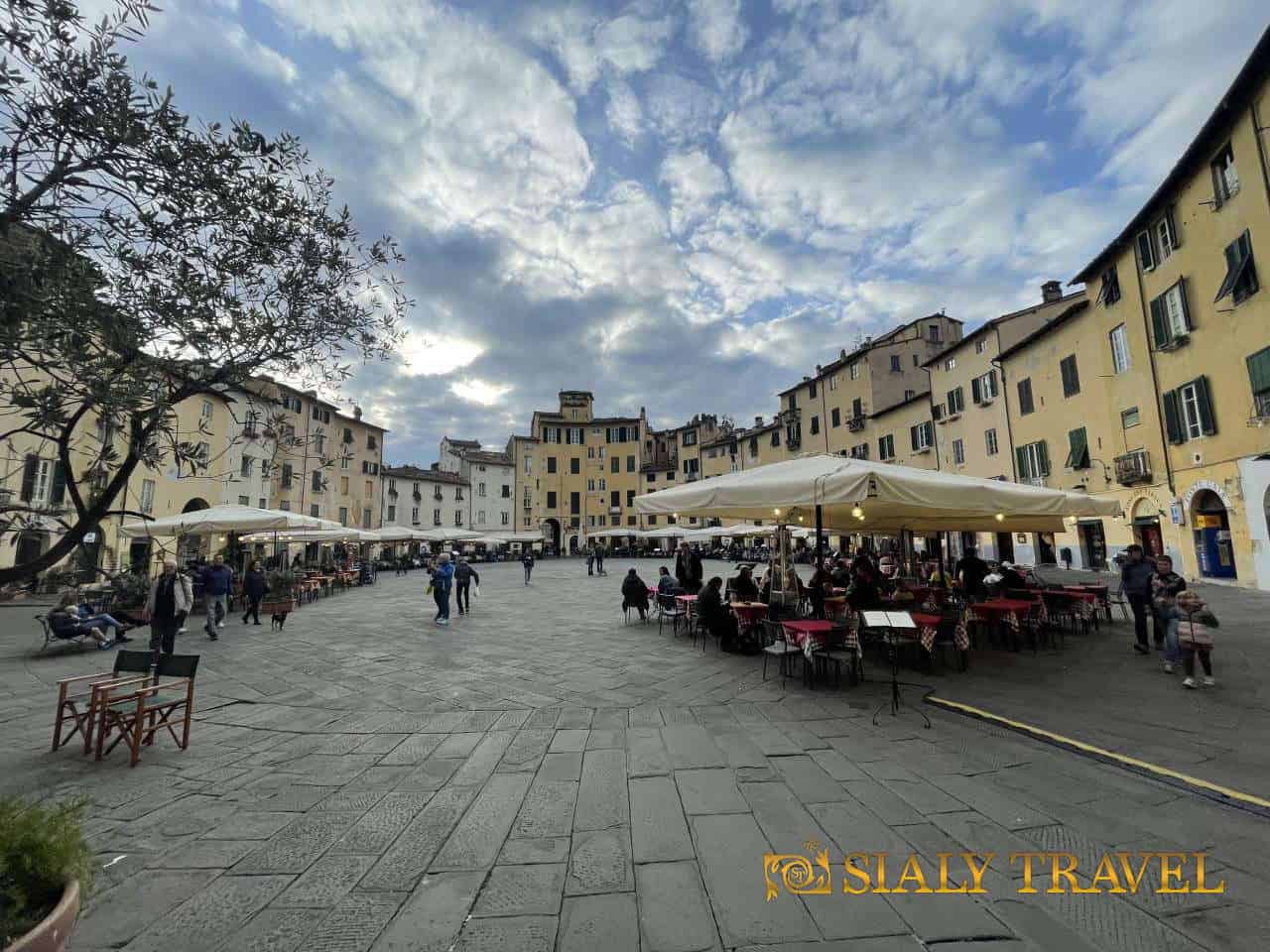 Lucca - Piazza del'Anfiteatro